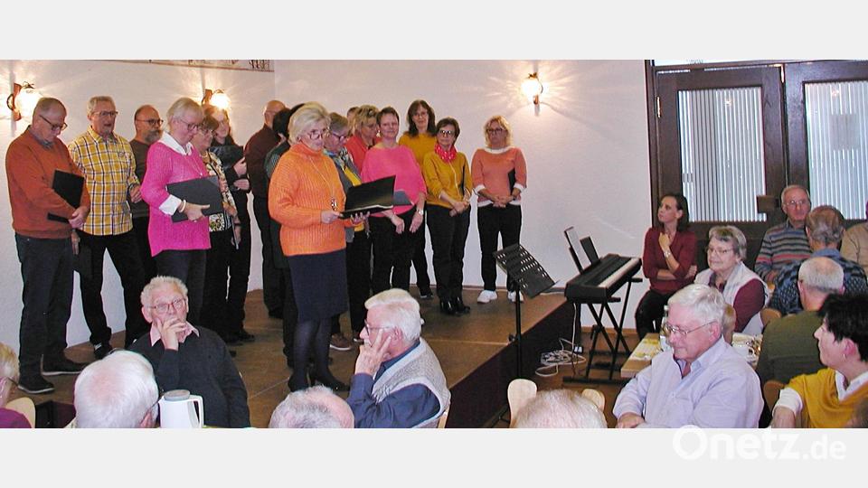 Auch eine kleine Bühne für die Sänger und Musiker fand Platz im Pfarrheim. Der gastgebende Chor sang unter der Leitung von Andrea Krauß (am Klavier). Stellvertretende Vorsitzende Roswitha Scacciaferro (vorne) begrüßte Gäste und Mitwirkende. Bild: ld