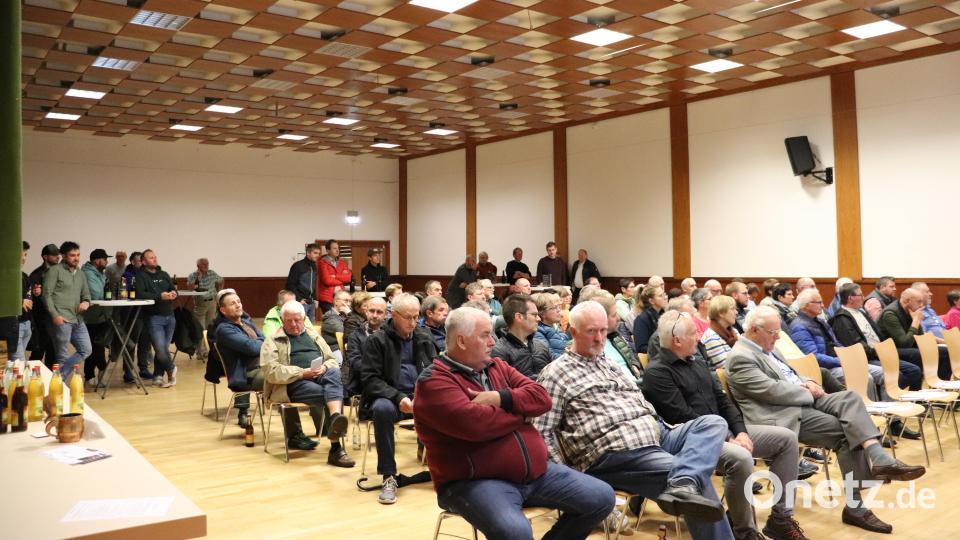 Rund 100 Zuhörer waren zu der Infoveranstaltung zur Gründung einer Brauereigenossenschaft in den Plößberger Kultursaal gekommen. Bild: flt