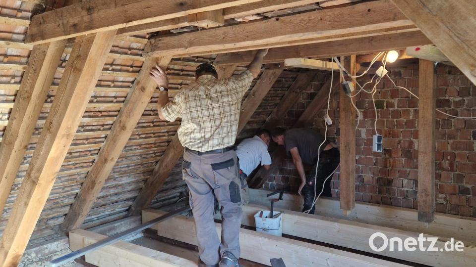 Viele fleißige Hände lassen die Renovierung der Kapelle St. Josef gut voran gehen. Bild: schß