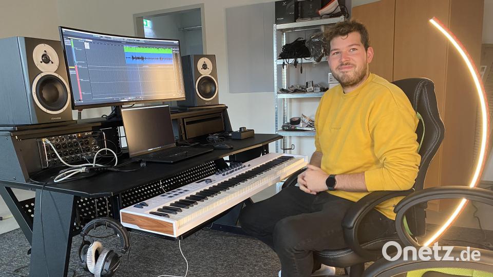 Stolz präsentiert Rene Bergner, Hausrat im Marktredwitzer Jugendzentrum, das neue Tonstudio. Bild: Katharina Melzner