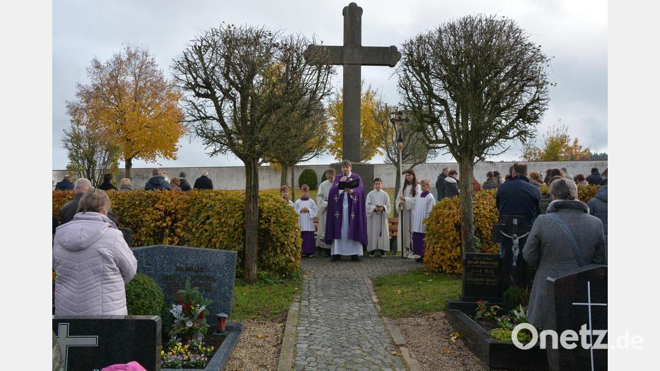 Viele Gläubige nahmen an Allerheiligen an den Feierlichkeiten in der Pfarrei Leonberg teil. Im Bild Pfarrer Oliver Pollinger beim Besten vor dem Friedhofskreuz. Bild: jr