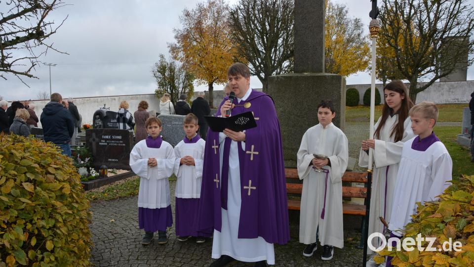 Viele Gläubige nahmen an Allerheiligen an den Feierlichkeiten in der Pfarrei Leonberg teil. Im Bild Pfarrer Oliver Pollinger beim Besten vor dem Friedhofskreuz. Bild: jr