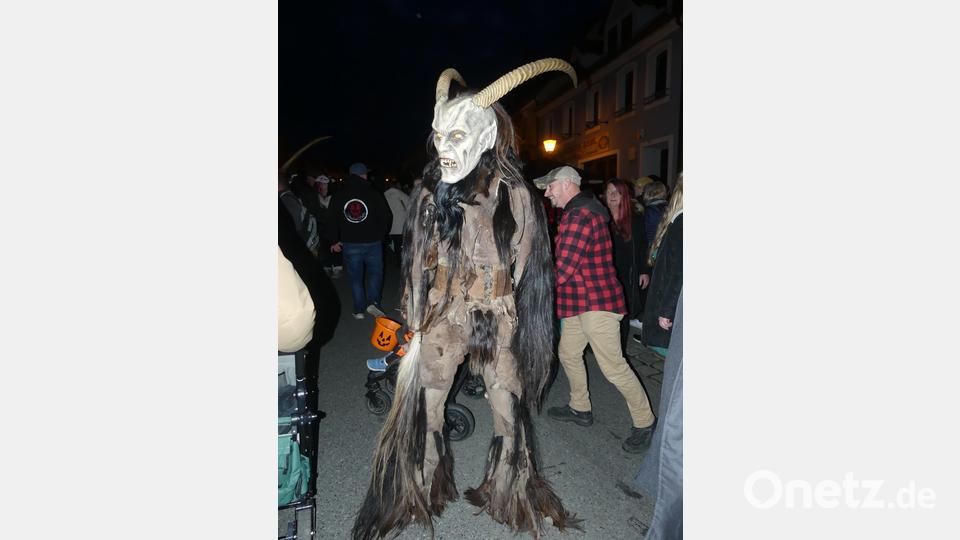 Tolle Masken zeigten die Perchten. Aber auch einige geschminkte Horrorgesichter waren durchaus gruselig. Bild: rn