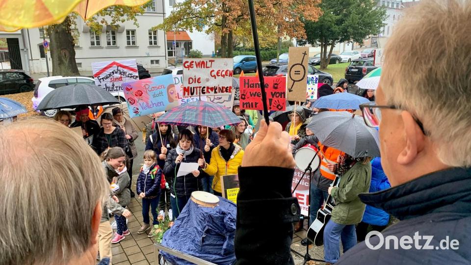 Ein Zeichen setzen gegen die Gewalt an Frauen Kindern – das wollten die Teilnehmer einer Demonstration, die am 2. November durch Weiden zog. Bild: Gabi Schönberger