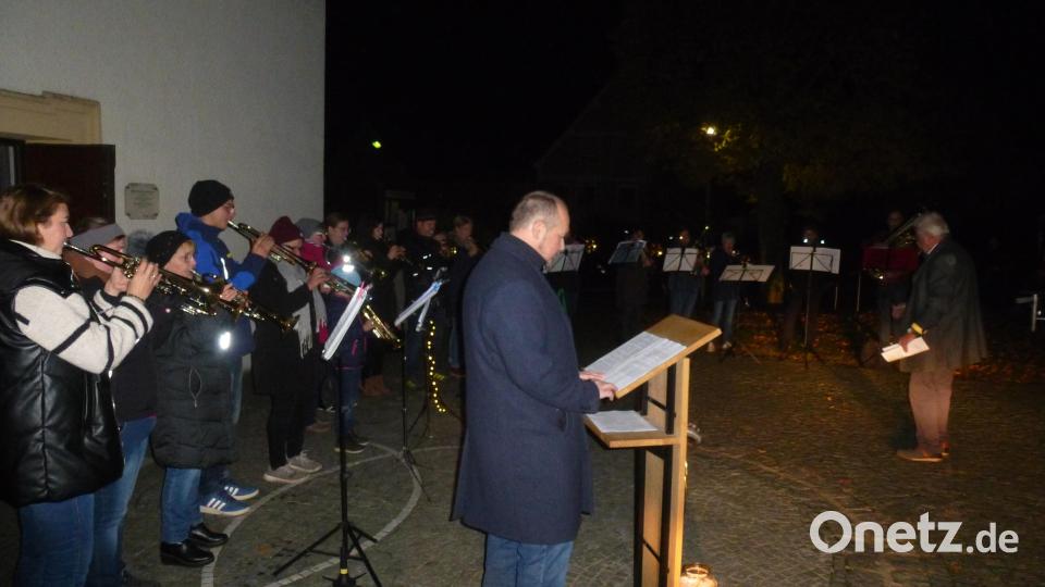 Vor der Katharinenkirche erfreuen Posaunenchor und Lektor Tobias Lindner mit einer besinnlichen Andacht. Bild: bk
