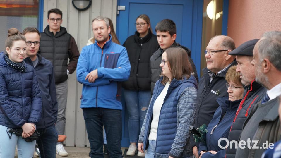 Interessiert hören viele Albersriether den Ausführungen ihres Dorfsprechers Andreas Bodensteiner (Mitte) zu, bevor die Bewertungskommission befindet: &quot;Albersrieth ist ein Dorf mit Zukunft.&quot; Bild: fvo