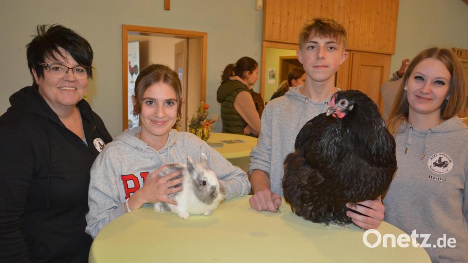 Vorsitzende Heike Suchanek (links) und Ausstellungsleiterin Hanna Mai (rechts) freuten sich, dass auch der Nachwuchs bei der Waldsassener Lokalschau wieder mit dabei war – wie hier Amelie Rahn mit ihrem „Löwenköpfchen“-Kaninchen und Yannik Walenta mit seinem „Orpington“-Huhn. Bild: jr