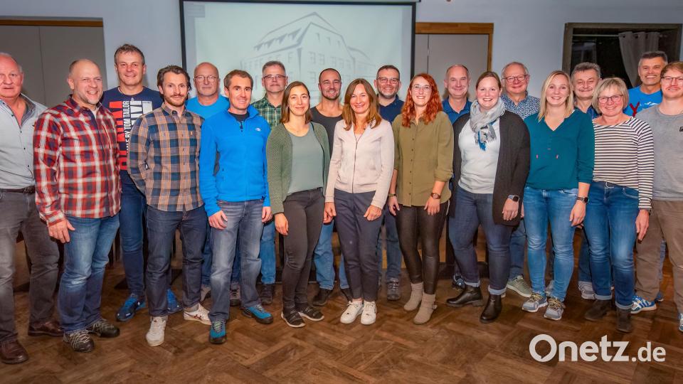 Wolfgang Kühn (links) kandidierte nicht mehr als Vorsitzender des WSV Nabburg. Das Bild zeigt das neue Vorstandsteam mit (von links) Marcus Walter, Gerhard Bauer, Markus Spörl, Jürgen Paa, Andreas Hammerl, Helmut Gassner, Stephanie Knechtel, Konrad Kraus, Evelyne Spichtinger, Stefan Adamietz, Daniela Lottner, Peter Obermeier, Pia Obermeier, Uli Herbst, Simone Obermeier, Ludwig Kristel, Anita Obermeier, Armin Rösch und Sebastian Schwanold Bild: Rösch/exb