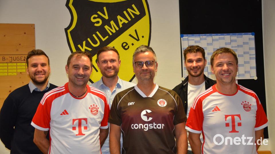 Wolfgang Groß, Christian König und Mario Kotlar (vorne von links) lenken seit einem Dutzend Jahren und mehr die Geschicke des SV Kulmain. Mit einem Trikot ihres Lieblingsvereins dankte man ihnen. Zur Seite stehen ihnen (hinten, von links) unter anderem Nicolas Pusiak, Alex Sollfrank und Daniel Deubzer. Bild: ak
