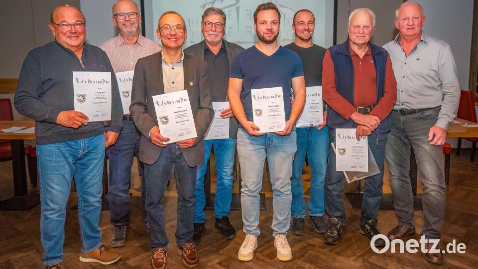 Zahlreiche Mitglieder werden für ihre langjährige Treue geehrt (von links) Georg Erl, Günther Wicha, Josef Gebhardt, Ewald Eicher, Markus Kühn, Konrad Kraus, Horst Troidl und Wolfgang Kühn. Bild: Rösch/exb