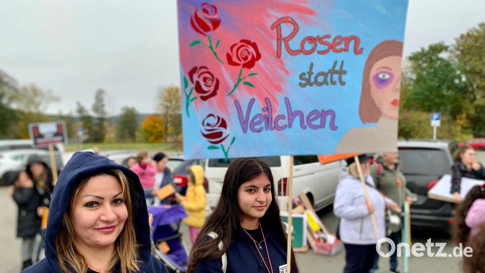 Ein Zeichen setzen gegen die Gewalt an Frauen Kindern – das wollten die Teilnehmer einer Demonstration, die am 2. November durch Weiden zog. Bild: Gabi Schönberger