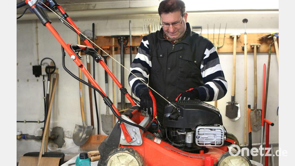 Schärfen oder ersetzen Sie die Klingen des Rasenmähers regelmäßig, um saubere Schnitte zu gewährleisten. Überprüfen Sie die Zündkerze und den Luftfilter und ersetzen Sie sie bei Bedarf. Bild: DIY Academy