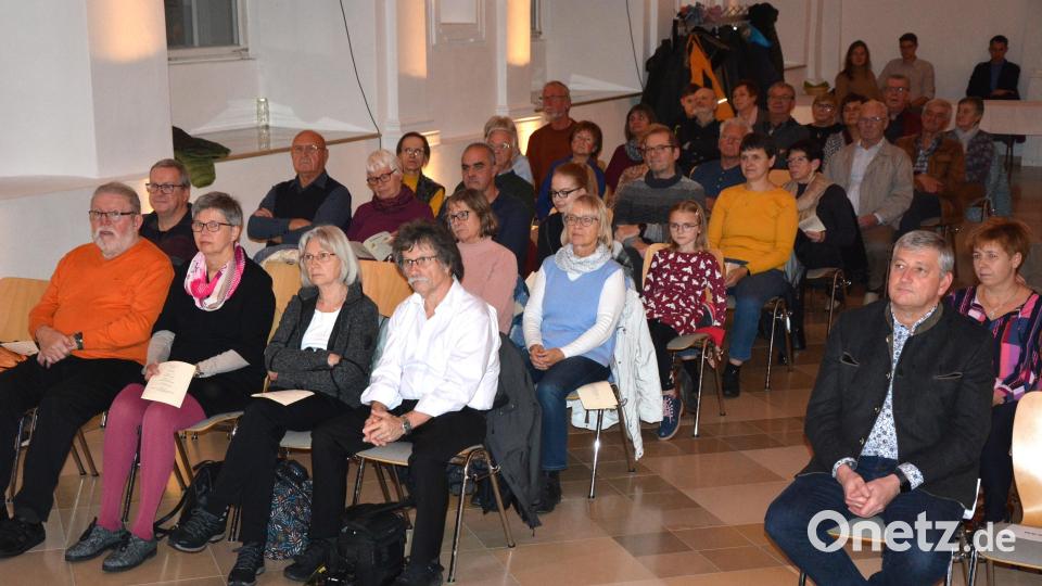 Gut besucht war am Samstagabend das Konzert des 1. Waldsassener Akkordeonorchesters in der Aula des Klosters. Bild: jr