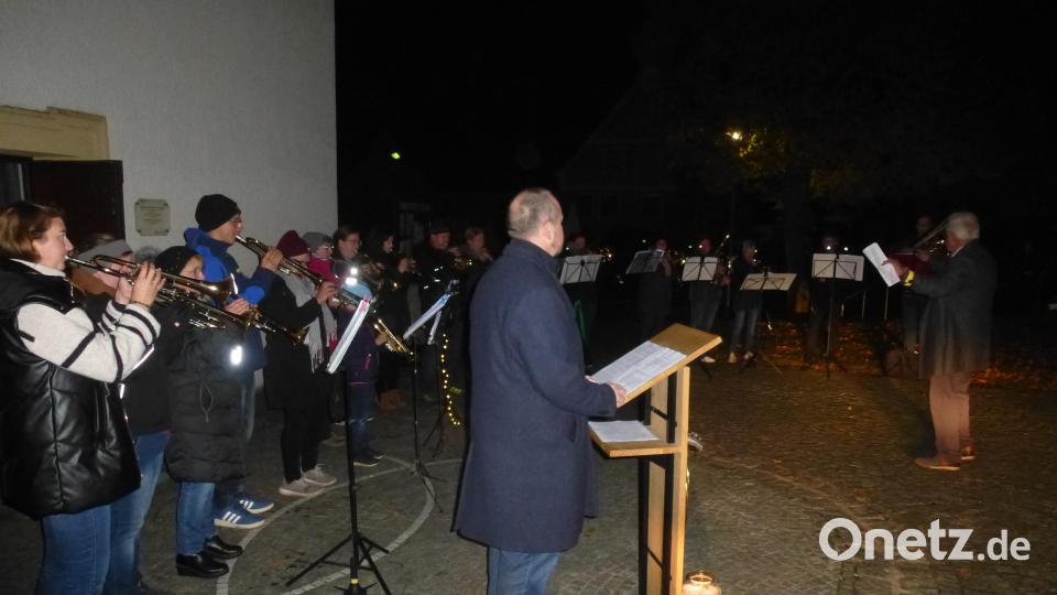 Heinrich Müller (rechts) führt den Posaunenchor Thansüß durch die musikalische Andacht. Am Pult Lektor Tobias Lindner. Bild: bk
