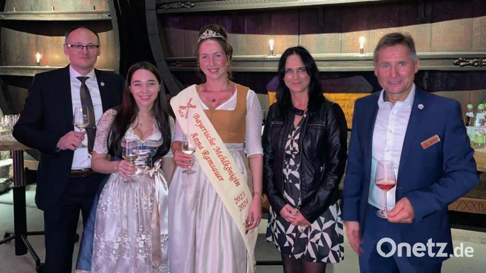 Bei der feierlichen Inthronisation gratulierten der Geschäftsführer des Bayerischen Müllerbundes, Josef Rampl (l.), die scheidende Bayerische Mehlkönigin Anna Straubinger, Tanja Matthes und der Präsident des Bayerischen Müllerbundes, Rudolf Sagberger (r.) der neuen Bayerischen Mehlkönigin Anna Ramsauer. Bild: Bayerischer Müllerbund