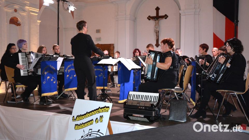 Unter der Leitung von Dr. Silke Polata musizierten 18 Akkordeonisten in der Aula des Klosters Waldsassen. In dem mehr als zweistündigen Konzert kamen Stücke von Johann Sebastian Bach ebenso zu Gehör wie Popsongs von Abba. Bild: jr