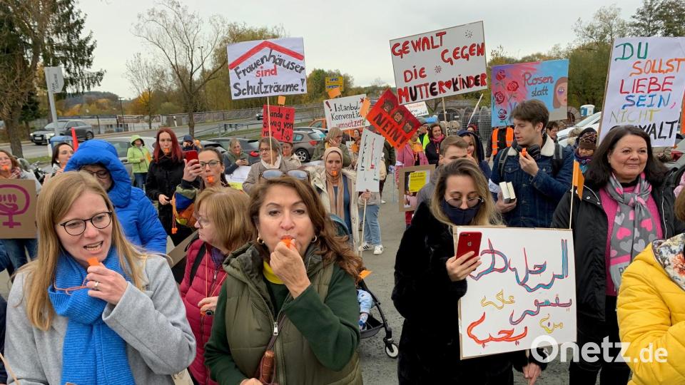 Ein Zeichen setzen gegen die Gewalt an Frauen Kindern – das wollten die Teilnehmer einer Demonstration, die am 2. November durch Weiden zog. Bild: Gabi Schönberger