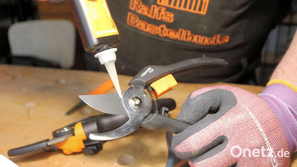 Abschließend werden die Metallflächen und beweglichen Teile der Schere mit einem speziellen Pflegeöl, Nähmaschinenöl oder Multifunktionsöl behandelt Bild: DIY Academy/Ralf Liehmann