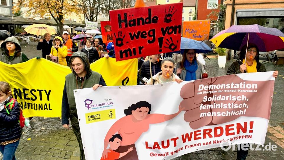 Ein Zeichen setzen gegen die Gewalt an Frauen Kindern – das wollten die Teilnehmer einer Demonstration, die am 2. November durch Weiden zog. Bild: Gabi Schönberger