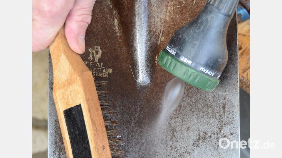 Mit Wasser und einer Bürste wird dieser Spaten zuerst von grobem Dreck gereinigt. Bild: DIY Academy/Jörg Korfhage