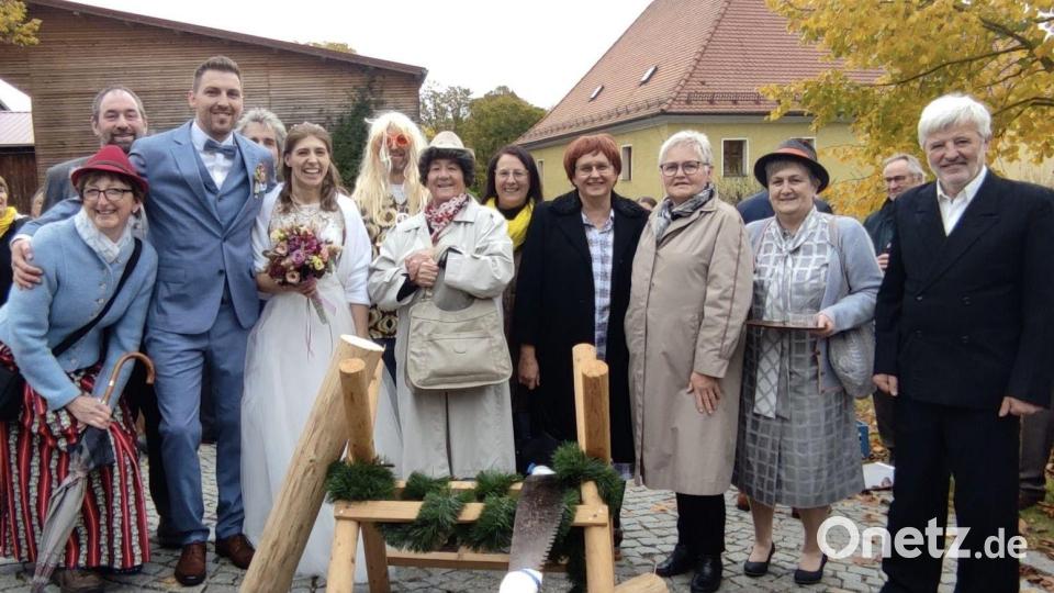Die Laienspielgruppe Kastl überraschte das Brautpaar Verena Gmeiner und Tobi Dobmann vor der Kirche in Burkhardsreuth: (von links) Martina Moller-Prischenk, Reinhard Etterer, das Brautpaar Tobias und Verena Dobmann, Rudi Schinner, Thomas Deubzer, Karin Heining, Ursula Höreth, Sigrid Strehl und Josef Raps. Bild: rpp