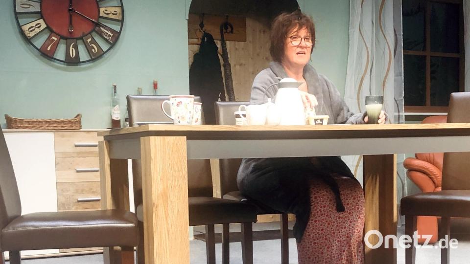 Vroni Eberle (Andrea Hecht) verdrängt den Kummer mit viel Alkohol. Bild: wro