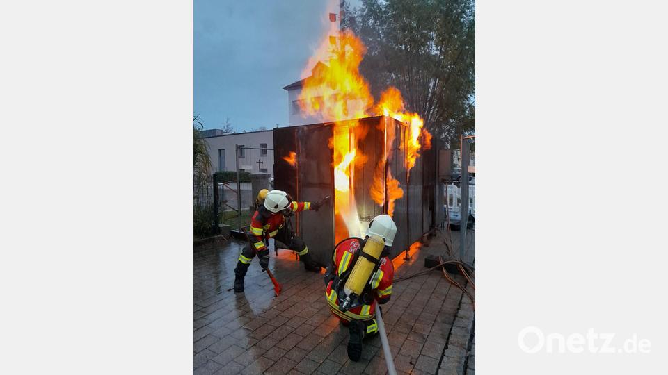 An der &quot;Flash-Box&quot; können Feuerwehrleute Einsätze trainieren. Zum Jubiläum der Atemschutztruppe durften daran auch die Mitglieder der Feuerwehr Schirmitz üben. Bild: Feuerwehr/exb
