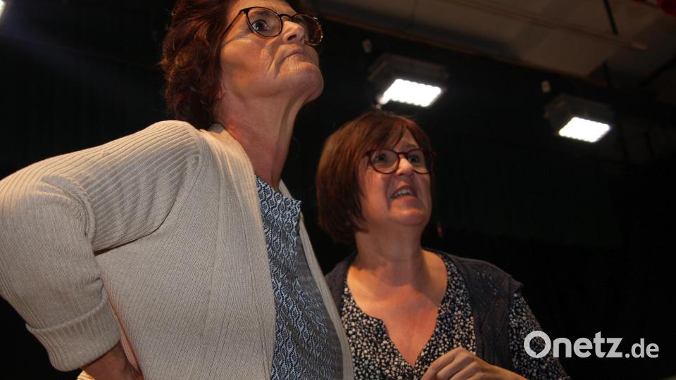 Die Mallorca-Urlauber Franz Pfeiffle und Alfred Eberle werden von ihren Ehefrauen (gespielt von Johanna Thoma und Andrea Hecht, von links) bereits sehnsüchtig erwartet. Bild: wro