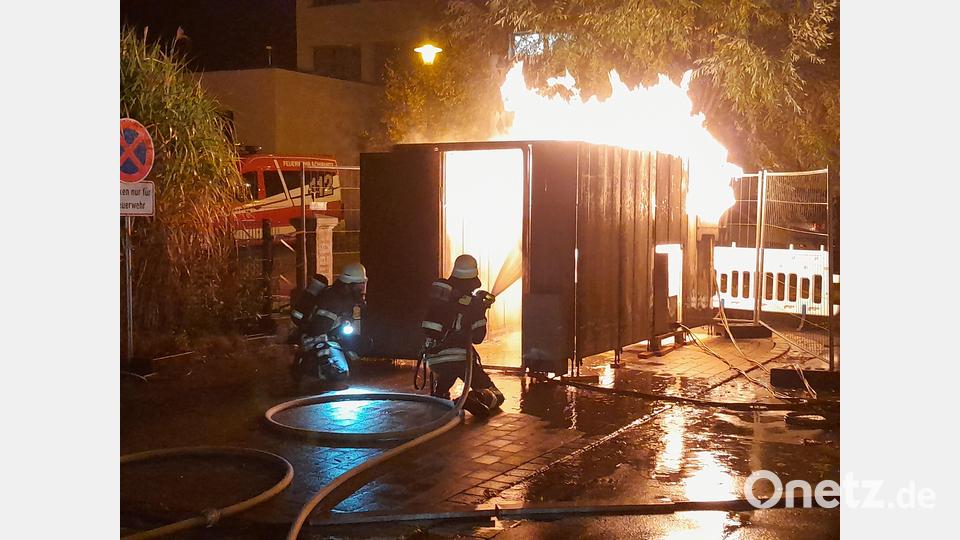 An der &quot;Flash-Box&quot; können Feuerwehrleute Einsätze trainieren. Zum Jubiläum der Atemschutztruppe durften daran auch die Mitglieder der Feuerwehr Schirmitz üben. Bild: Feuerwehr Schirmitz/exb