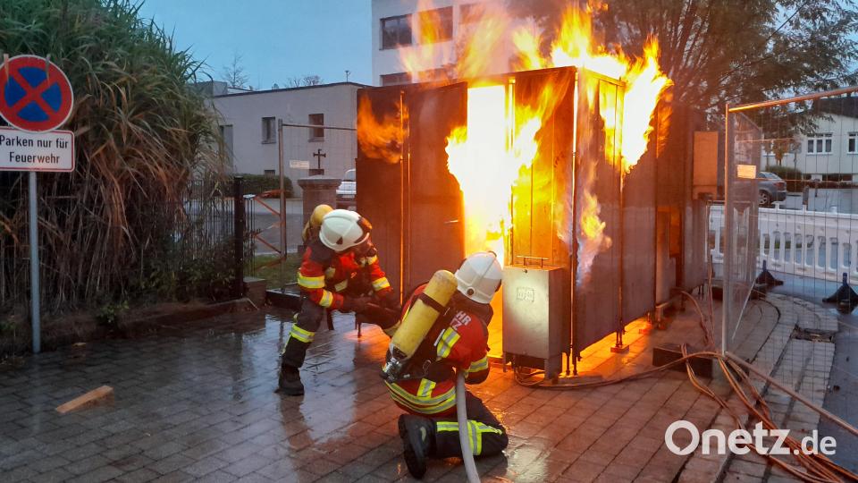 An der &quot;Flash-Box&quot; können Feuerwehrleute Einsätze trainieren. Zum Jubiläum der Atemschutztruppe durften daran auch die Mitglieder der Feuerwehr Schirmitz üben. Bild: Feuerwehr Schirmitz/exb