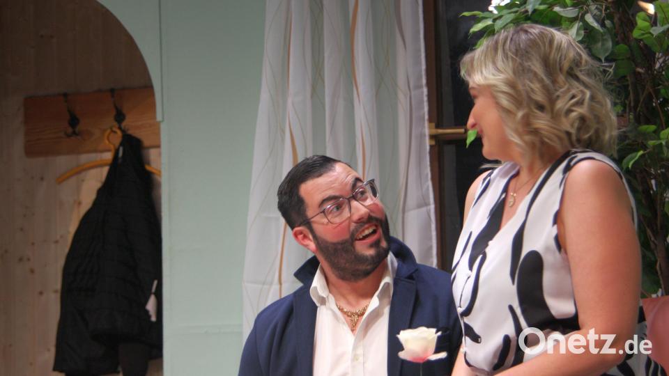 Toni (Andreas Robl) und Susi (Christina Schuller) schmieden einen perfiden Plan. Bild: wro