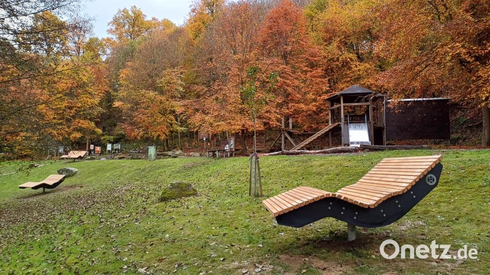 Auf dem Waldsofa auf dem Abenteuerspielplatz in Windischeschenbach lässt sich der Blick auf die Waldnaab genießen. Je nach Sonnenstand kann die Sitzgelegenheit gedreht werden. Bild: Stefan Gierisch/exb