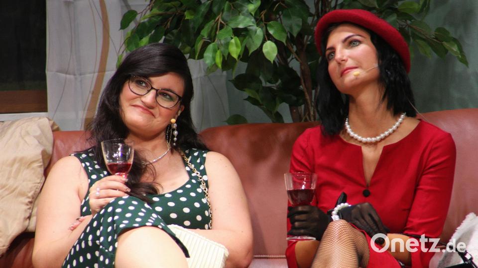 Auch Angelique und Jaqueline (Sabrina Früchtl und Yvonne Scheckenbach, von rechts) verbrachten ihren Urlaub auf Mallorca. Die beiden Französinnen sorgen im Stück für eine Wendung. Bild: wro