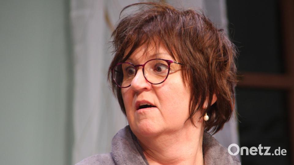 &quot;Verrückt!&quot;, denkt sich Vroni (Andrea Hecht), nachdem sie erkannt hat, dass ihr Gatte eine Urlaubsbekanntschaft gemacht hat. Bild: wro