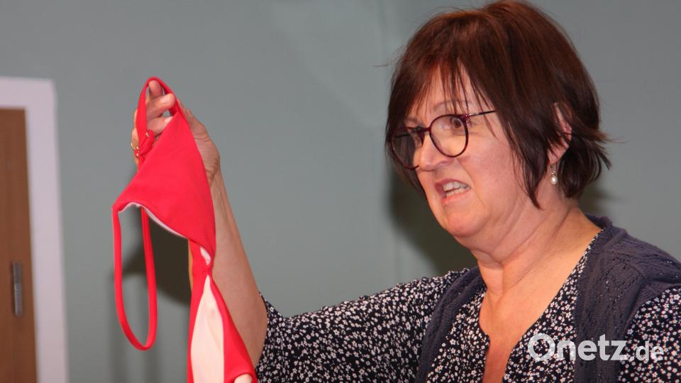 Das &quot;Corpus Delicti&quot; entpuppt sich als rote Unterwäsche, die - von Größe und Farbe her, so folgert Vroni (Andrea Hecht) – auf gar keinen Fall ihrem Franz gehören könne. Bild: wro