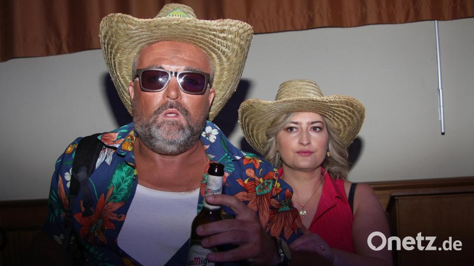 Christina Schuller ist die Bühnentochter von Michael Bäumler. Bei der &quot;Mallorca-Reise&quot; schlüpften sie in die Rollen von Susi und Alfred Eberle. Letzterer hat offenbar nach der Landung am Flughafen den Getränkeproviant komplett vernichtet. Bild: wro