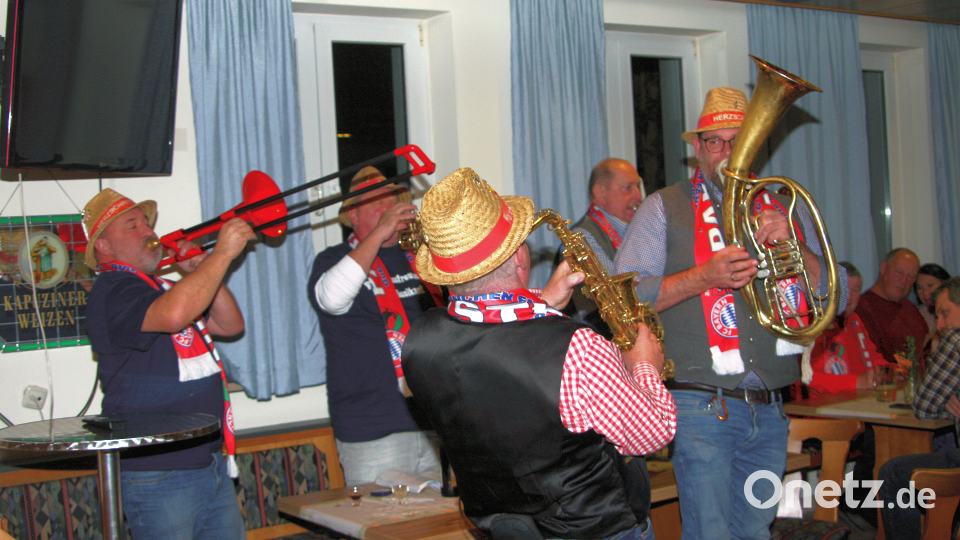 Für die Musik beim Ehren- und Jubiläumsabend des Bayern München Fanclub Parkstein sorgten die &quot;Herzschrittmacher&quot; aus Pressath. Bild: wro