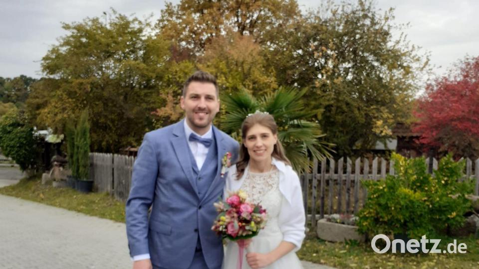 Tobias und Verena Dobmann haben sich in Burkhardsreuth das Jawort gegeben. Bild: Michaela Köster/exb