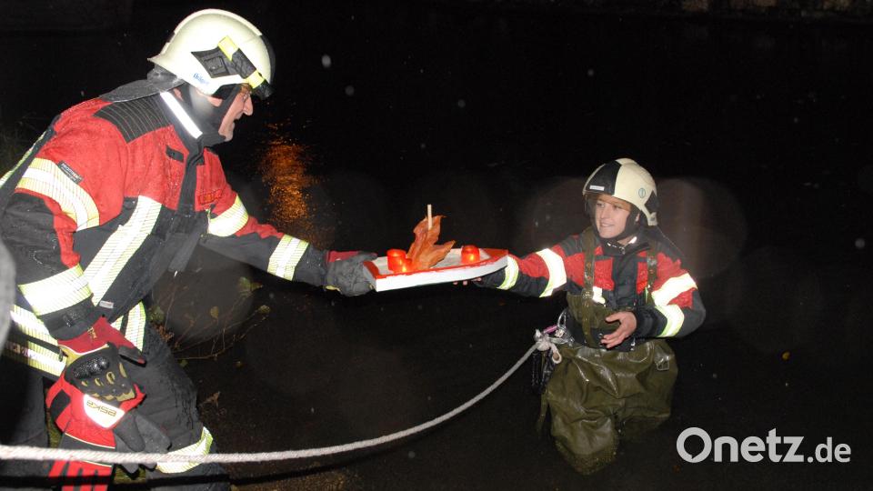 Die Feuerwehr Schmidmühlen (im Bild Johann Wein und Aileen Planer) half auch heuer, die Allerseelenschiffchen in die Lauterach zu setzen. Bild: pop