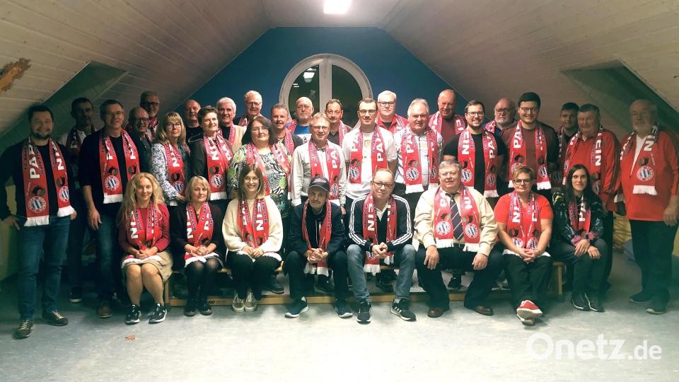 Obwohl längst nicht alle Gründungsmitglieder gekommen waren, bot sich beim Fototermin dennoch ein beeindruckendes Bild. Für ihre Treue zum Verein wurden auch Gründungsvorstand Josef Bösl und der derzeit amtierende Vereinschef Armin Wittmann (sitzend, Dritter von rechts) ausgezeichnet. Bild: wro