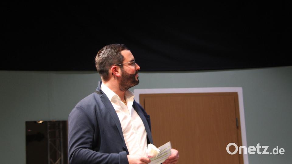 Bei der Laienspielgruppe ist Andreas Robl normalerweise Chef des Bühnenbaus. Diesmal aber stand er auf der Bühne, weil der eigentliche Darsteller, Andreas Müller, krankheitsbedingt zu Hause bleiben musste. Bild: wro