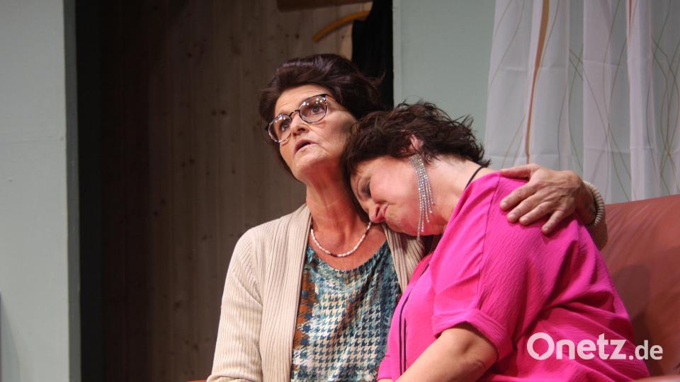Auf die tröstenden Worte wollte Vroni zwar nicht verzichten. Helfen konnte ihr Mathilde aber trotzdem nicht. Die Darstellerinnen sind: Johanna Thoma und Andrea Hecht (von links). Bild: wro
