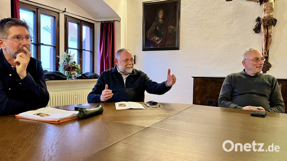 Pfarrer Alfons Forster (Mitte) ist überzeugt: „Die Saat geht auf“, wenn Schulen Paten eines Stolpersteins werden. Mit im Bild Werner Friedmann (rechts), jüdischer Vorsitzender der Gesellschaft für Christlich-Jüdische Zusammenarbeit, und der Lehrer der Pestalozzi-Schule, Björn Sommer. Bild: Eichl