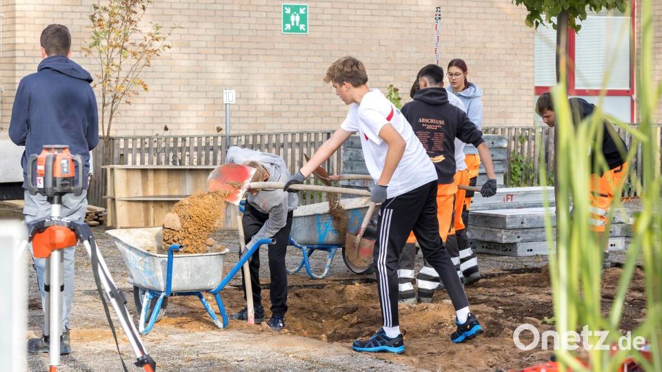 Kräftig wurde im Rahmen des Schulprojekts angepackt. Bild: Raimund Spandel/exb