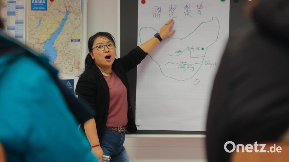 Chao Yun gab beim Tag der offenen Tür im Raseliushaus einen Einblick in den VHS-Sprachkurs Chinesisch. Bild: Wolfgang Steinbacher