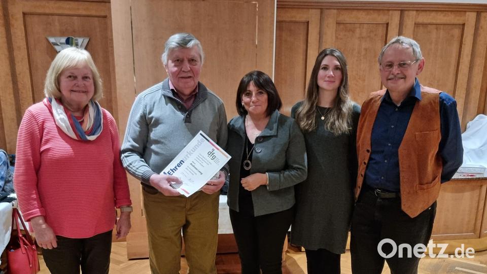 Andreas Lang – im Bild zusammen mit den gleichberechtigten Vorsitzenden Edeltraud Fischer (links) und (von rechts) Karl-Heinrich Voh, Arabella Hammerer und Anita Hammerer – wurde für 50-jährige Treue zur Deutsch-Französischen Gesellschaft geehrt. Bild: Deutsch-Französische Gesellschaft/exb
