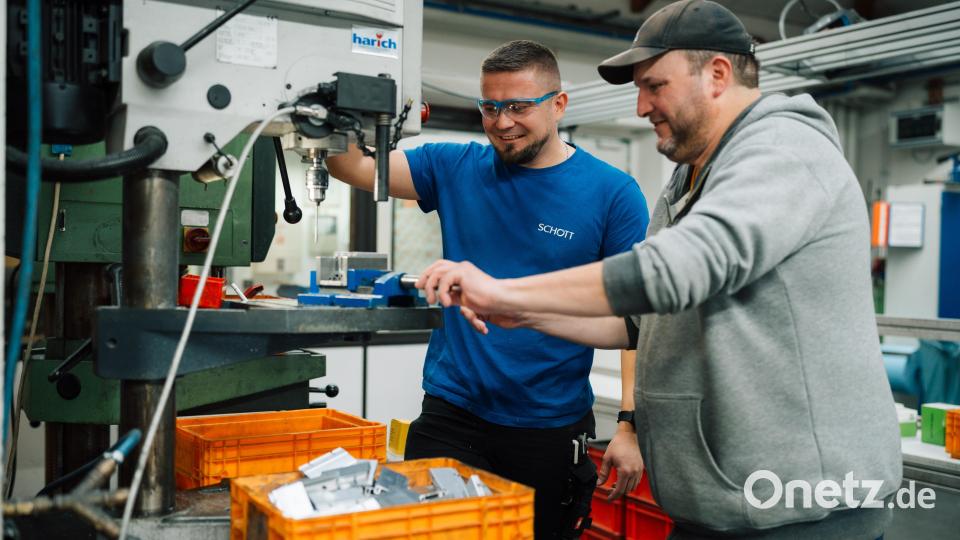 Alexander Merkel (links) von Schott und Uwe Schlegel aus den Stiftlandwerkstätten haben einen Tag lang die Arbeit des jeweils anderen kennengelernt. Bild: Schott/exb