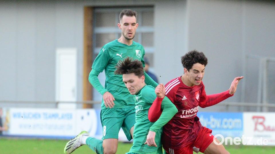 Die SpVgg Pfreimd (rechts Vincenz Schlenk) setzte sich auf eigenem Platz knapp mit 1:0 gegen den 1. FC Schlicht durch. Bild: ham