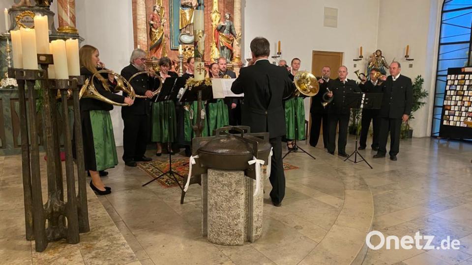 Die Jagdhornbläser aus Burglengenfeld gestalten die Hubertusmesse in Schmidmühlen musikalisch mit. Bild: pop