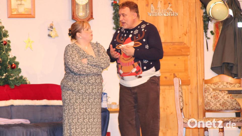 Elfriede (Michaela Bösl) und Hans-Peter (Josef Kleber) überlegen fieberhaft, wie der Sumoringkampf zu vermeiden ist. Bild: pi